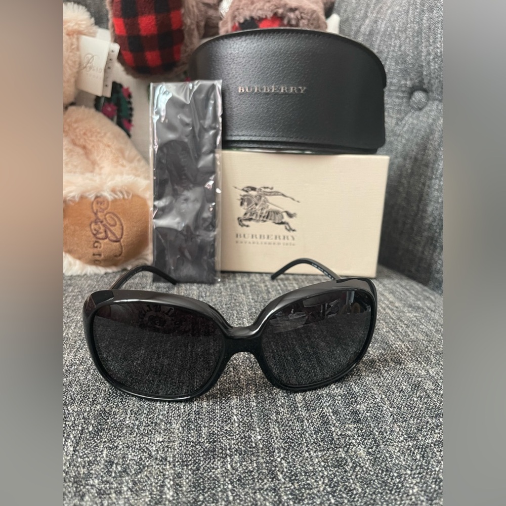 Authentic Burberry polarized sunglasses brand new, with all original packaging🖤